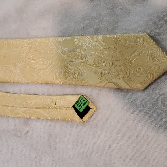 A Bristol & Bull Yellow Paisley Tie 👔 - Picture 3 of 3